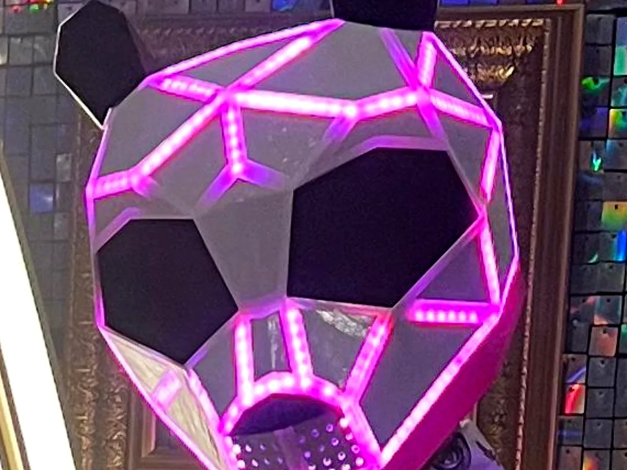 Mặt nạ Pink Panda khi đội diễn, LED đã bật